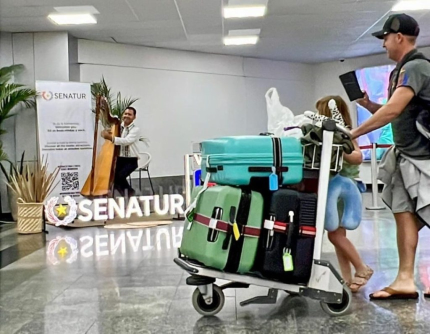 Senatur recibe a quienes llegan al país con música en el aeropuerto Silvio Pettirossi